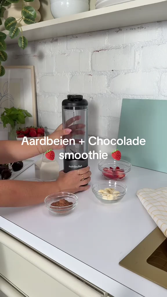 The original kitchen image, with the caption located.